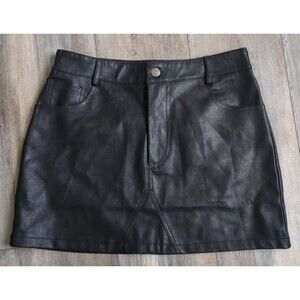 NWT Forever 21 Faux Leather Mini Skirt Women’s size Medium) NEW